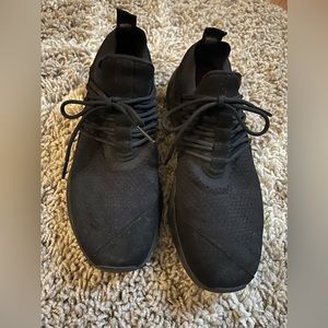 Women’s 8.5 black lane eight tennis shoes